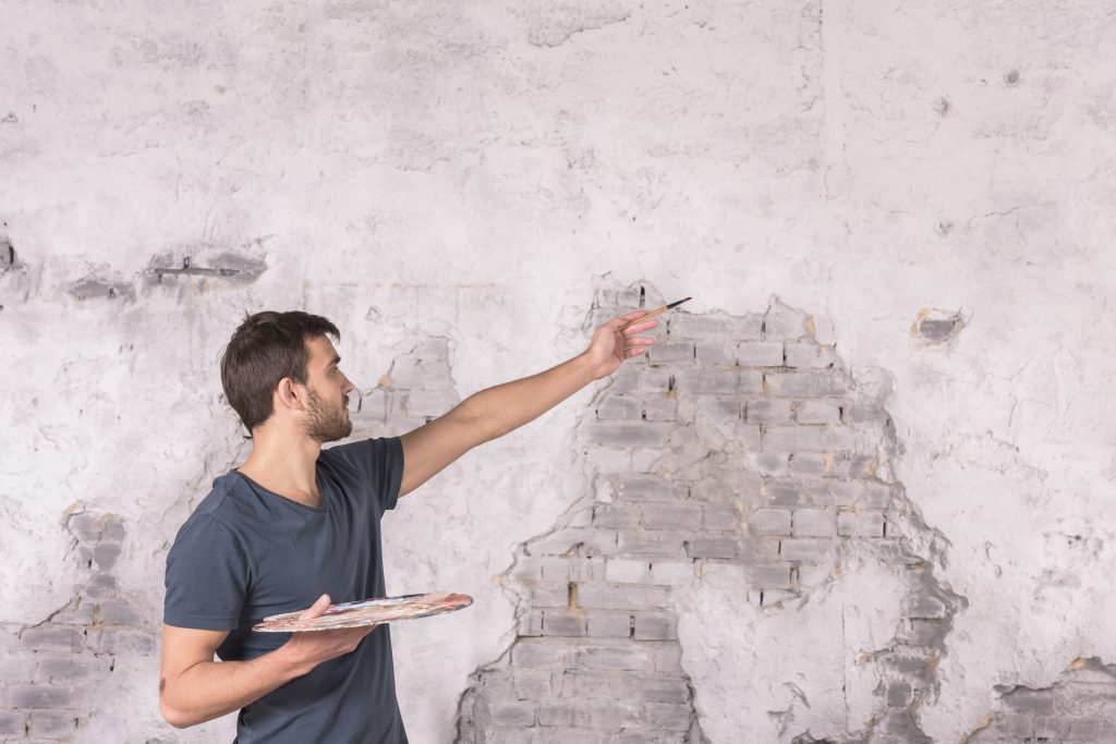 ¿Cómo tratar las paredes húmedas antes de pintarlas?